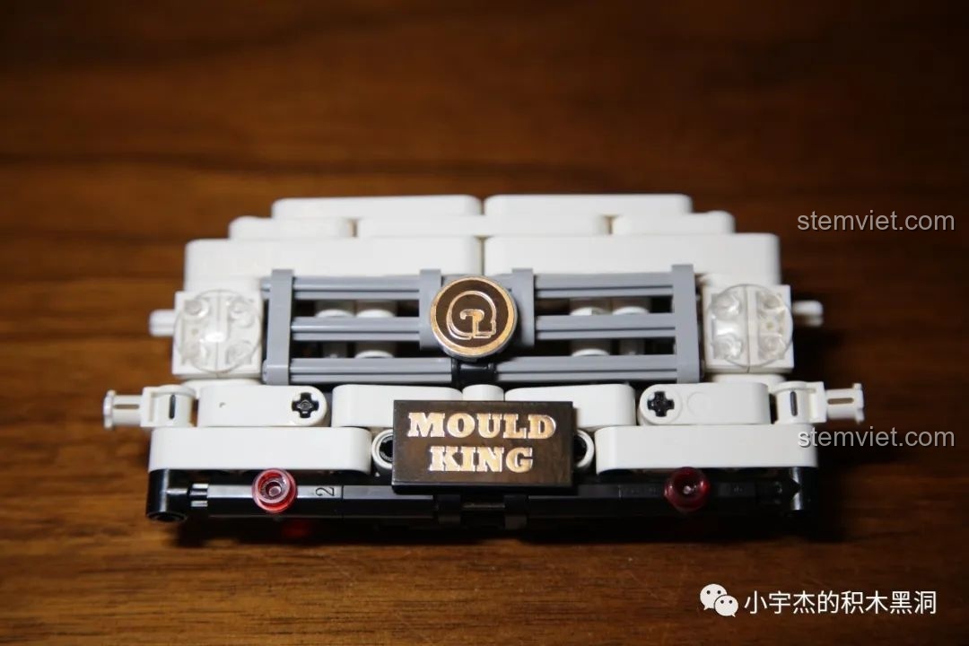 Lắp ráp lưới tản nhiệt cho xe Mould King 13069, một chi tiết mang tính biểu tượng của Mercedes G-Class.