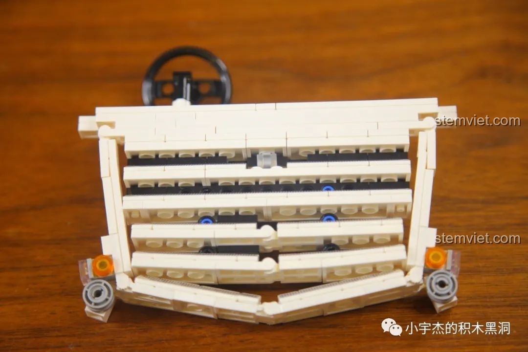 Lưới tản nhiệt phía trước của bộ lắp ghép Xe Tải Hạng Nặng Mercedes-Benz cho bé trên 8 tuổi đang được lắp ráp, tạo nên vẻ ngoài đặc trưng.