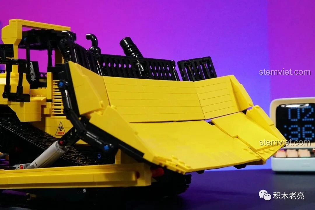 Cận cảnh lưỡi ủi phía trước của mô hình xe ủi đất YC-22011, thể hiện độ chi tiết và khớp nối linh hoạt.