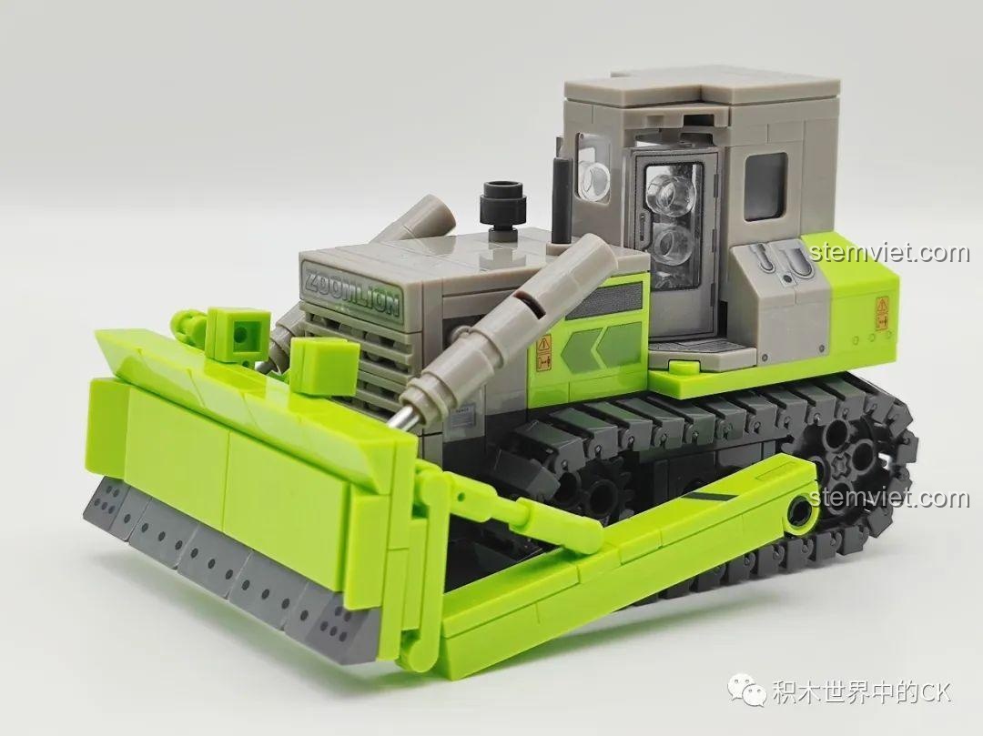 Cận cảnh lưỡi ủi của mô hình xe ủi SEMBO 705102 Zoomlion, thiết kế lớn và có thể điều chỉnh, tăng tính chơi.