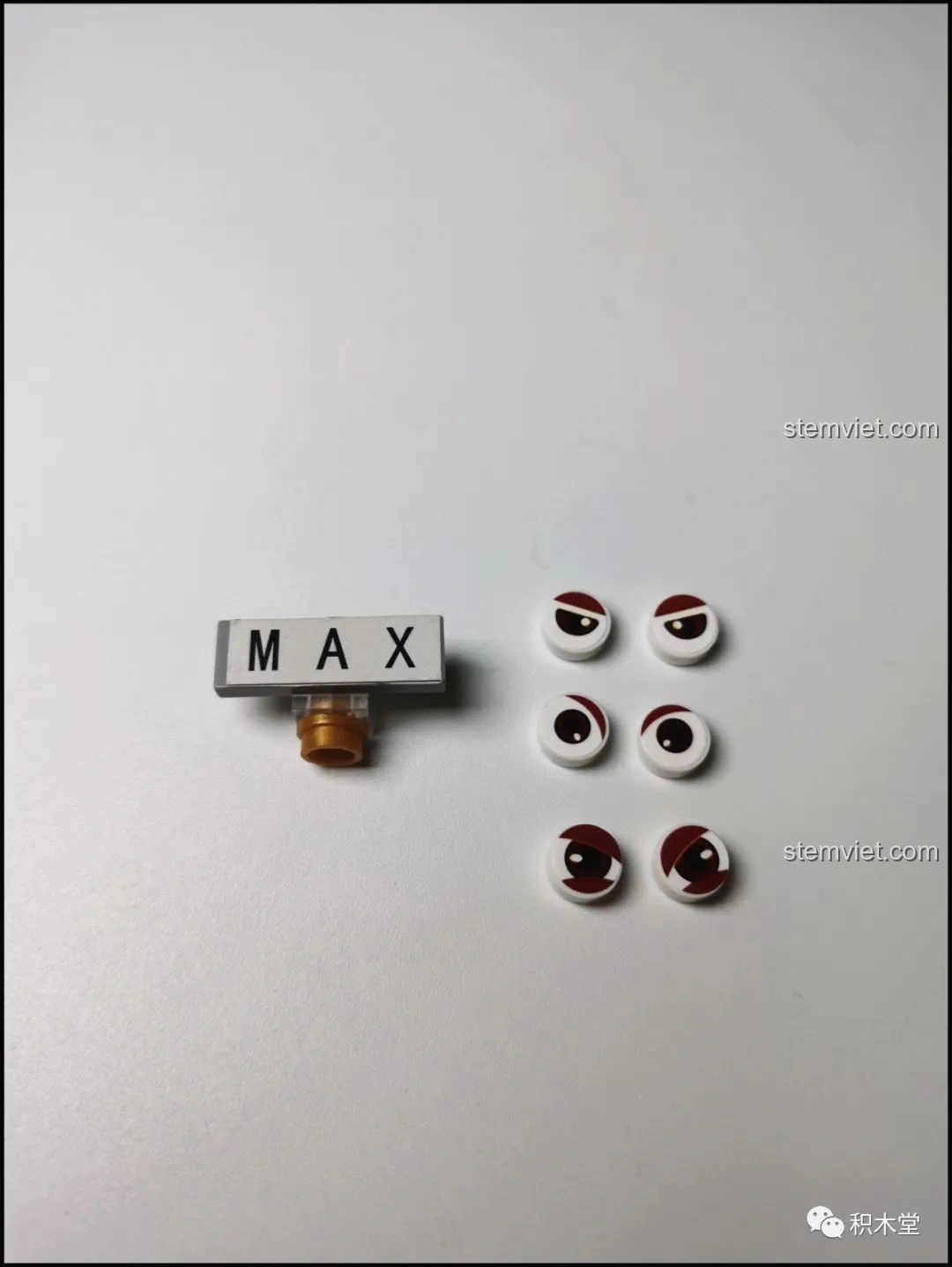 Mô hình Sluban Q-Bricks Lưu Bị và Quan Vũ đã hoàn thành, đứng cạnh nhau.