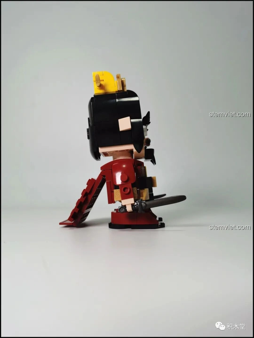 Mô hình Sluban Q-Bricks Lưu Bị với tư thế nghiêng, khoe song kiếm.