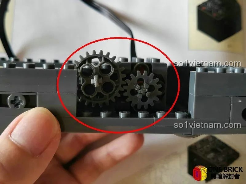 Lưu ý về hệ thống bánh răng truyền động của tháp pháo trên Sluban M38B0851, tỉ số truyền thấp khiến tháp pháo xoay rất nhanh.