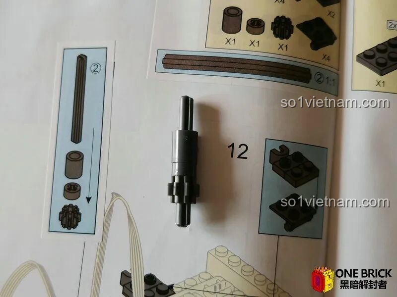 Sách hướng dẫn của Sluban M38B0851 thiếu hình ảnh tỉ lệ 1:1 cho các cụm lắp trên trục, có thể gây khó khăn cho trẻ nhỏ.