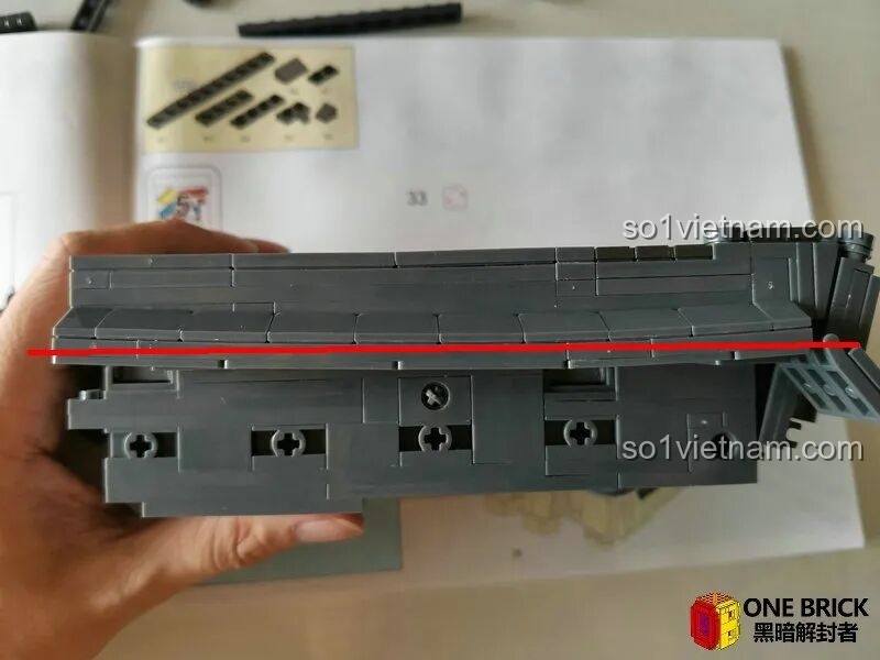 Một số kết cấu dài trên mô hình Sluban M38B0851 có thể bị cong nhẹ, một hiện tượng thường thấy ở các mô hình lắp ráp.