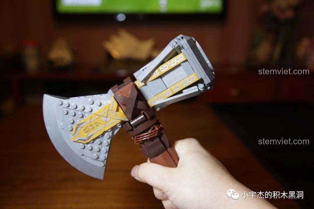 Góc nhìn khác khi cầm Rìu Stormbreaker SY1399, cho thấy các chi tiết trang trí có thể không chắc chắn khi chơi.