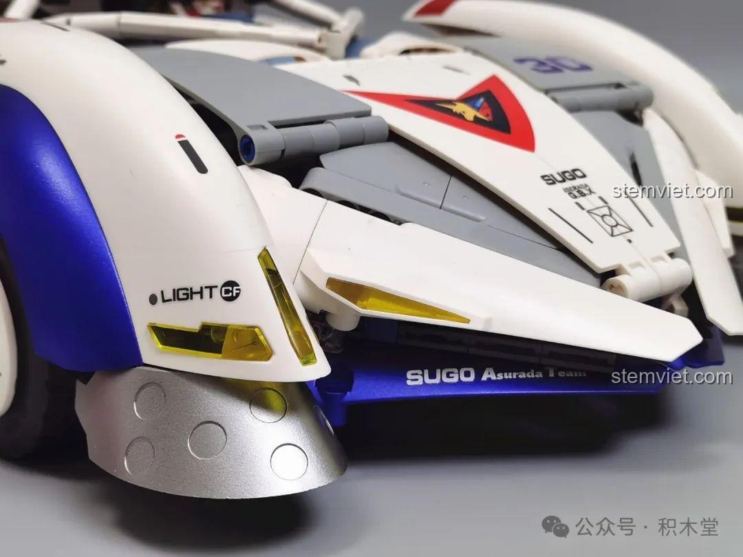 Lưu ý khi dán decal UV lên các chi tiết mạ crom, cần sự khéo léo để không làm hỏng decal và bề mặt.