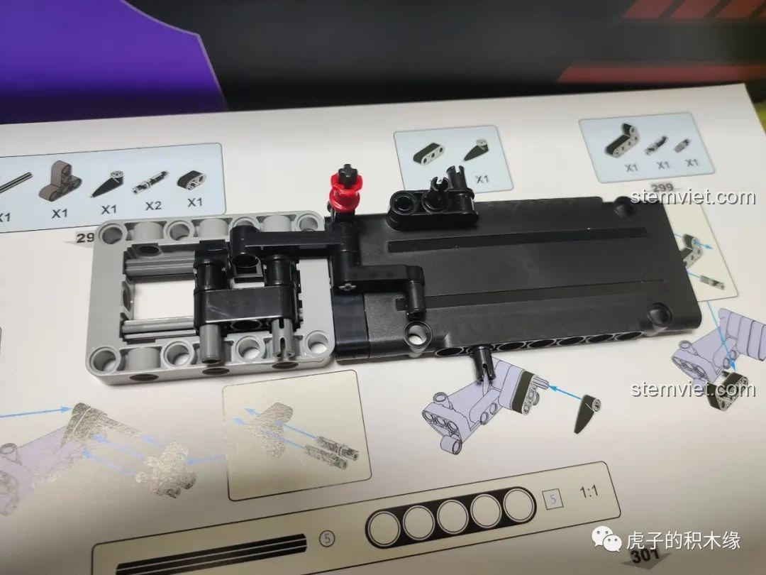 Lưu ý lắp ráp cho bộ C001: các chốt nối dài màu đen nằm trong túi chi tiết số 3, được chỉ dẫn trong sách.