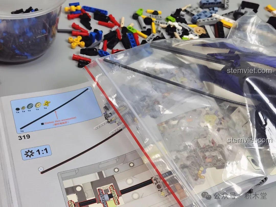 Lưu ý khi lắp trục carbon ở bước 319 của bộ Tuole L7001, một bước khó đòi hỏi sự kiên nhẫn và cẩn thận.