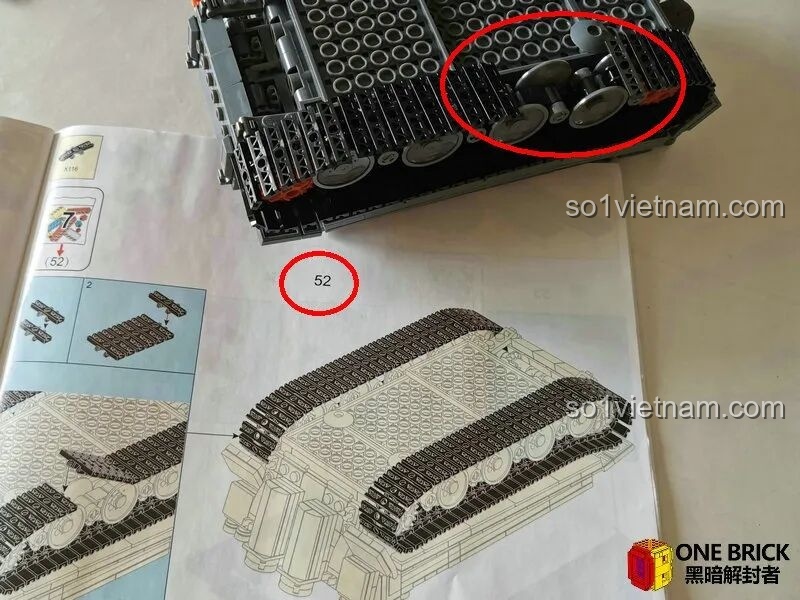 Sách hướng dẫn của Sluban M38B0851 ghi sai số lượng mắt xích cần thiết, thực tế cần 58 mắt thay vì 52 mắt.