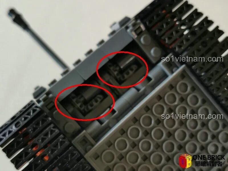 Hệ thống truyền động xích của Sluban M38B0851 có tỉ số truyền 1:1, giúp xe chạy nhanh trên mặt phẳng nhưng có thể yếu khi leo dốc.