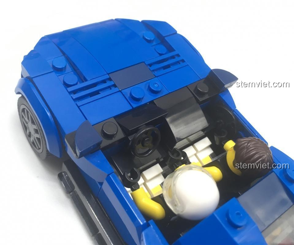 Nội thất bên trong của bộ lắp ráp Xe thể thao Corvette C8.R LW. Có thể đặt minifigure vào.