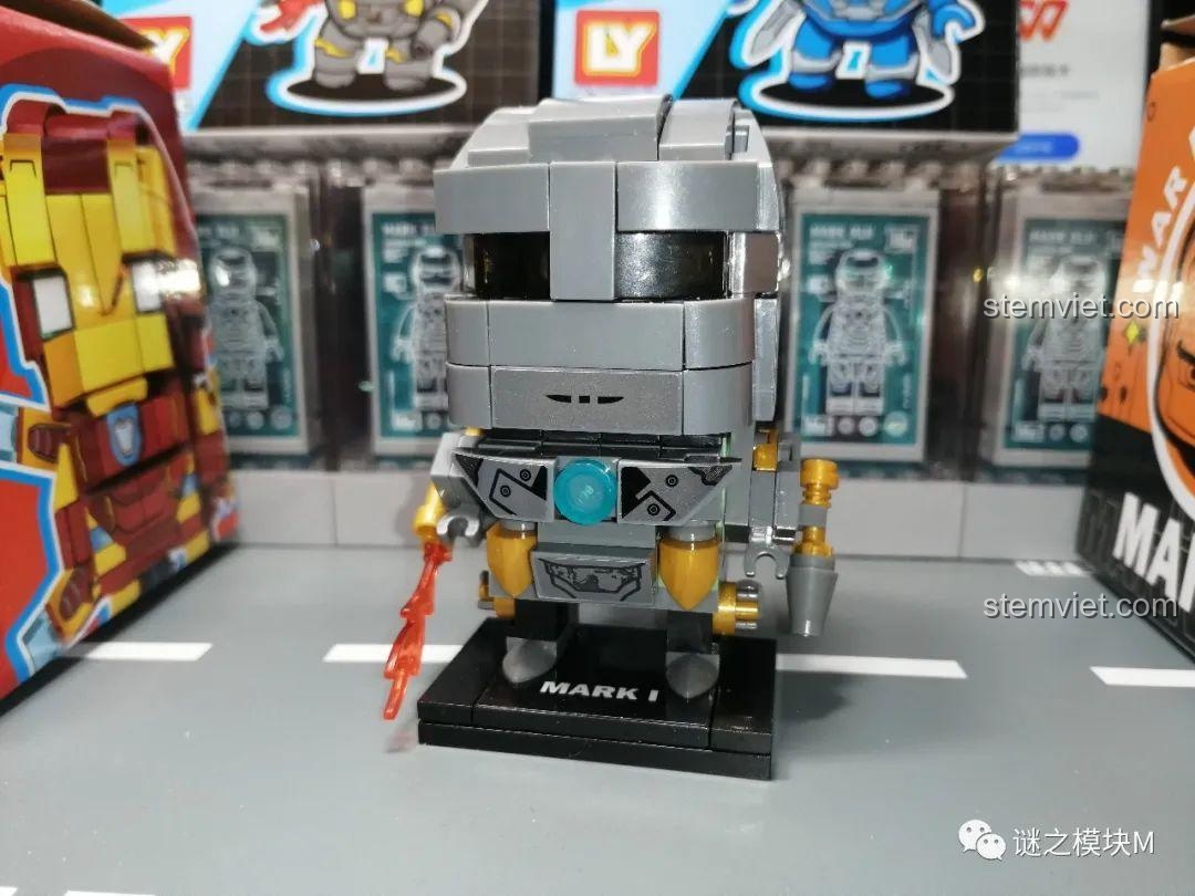 Mô hình Iron Man Mark I từ bộ đồ chơi mô hình Iron Man Q-Version LY 76063 đã lắp ráp, chưa dán sticker, đồ chơi lắp ghép cho bé trai 6 tuổi.