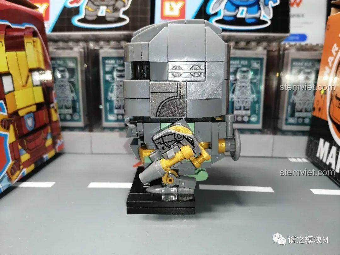 Cận cảnh mô hình Iron Man Mark I từ bộ lắp ghép Người Sắt Q-Version LY 76063, nhìn từ bên cạnh, đồ chơi mô hình cho bé trai 6 tuổi.