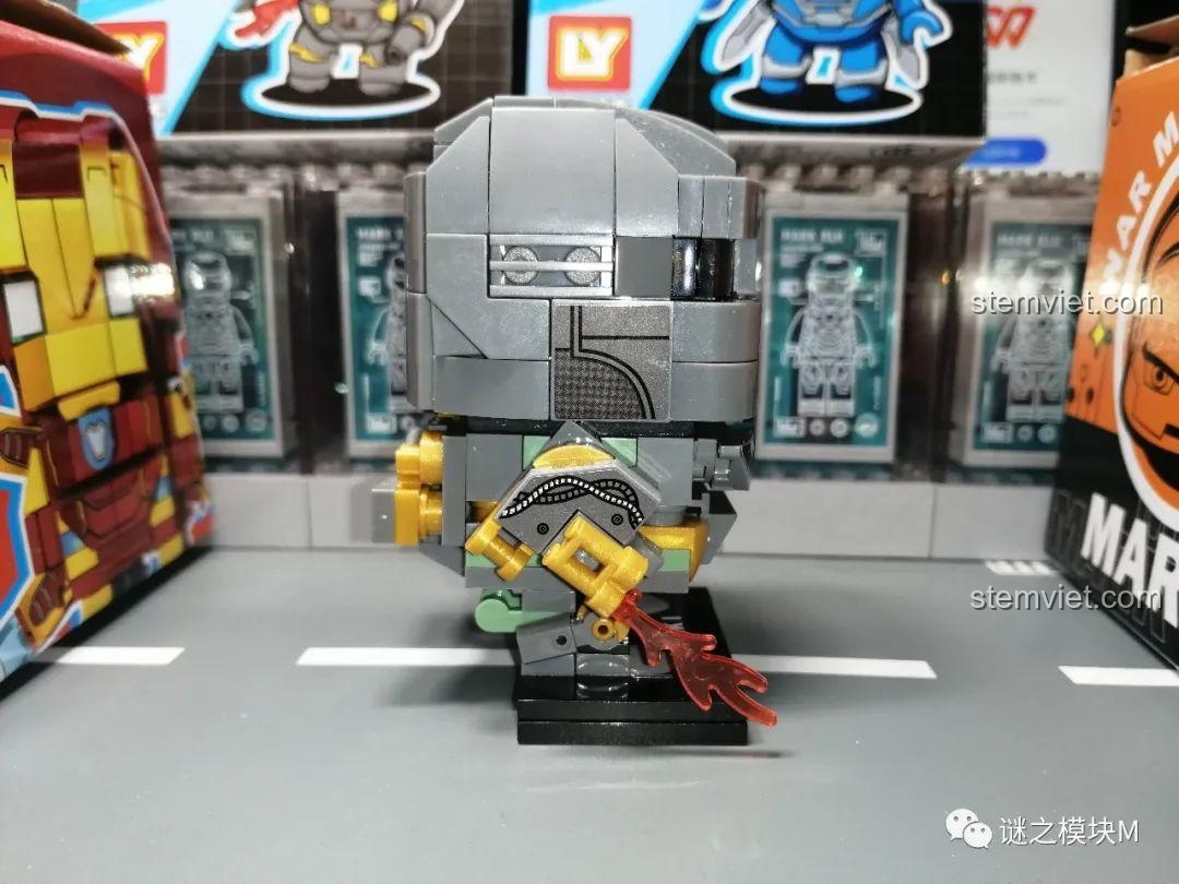 Mô hình Iron Man Mark I từ bộ xếp hình LY 76063 nhìn từ phía bên kia, đồ chơi lắp ghép cho bé trai 6 tuổi.