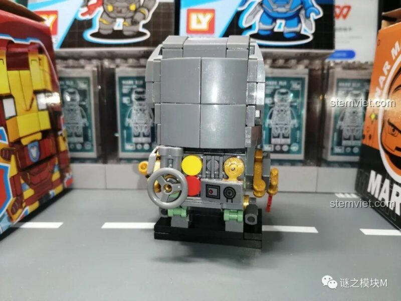 Mặt sau của mô hình Iron Man Mark I từ bộ đồ chơi lắp ghép Iron Man Mark I LY 76063, đồ chơi mô hình cho bé trai 6 tuổi.