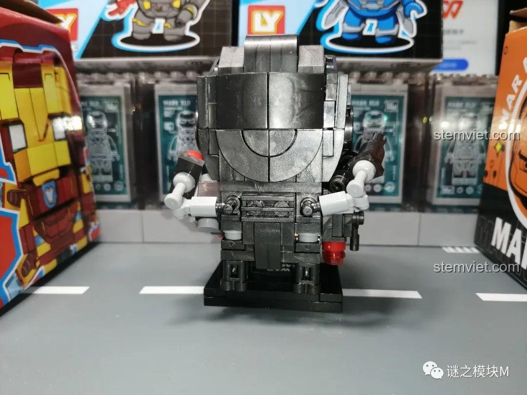 Cận cảnh chi tiết đầu mô hình War Machine từ bộ đồ chơi mô hình LY 76063, đồ chơi lắp ghép cho bé trai 6 tuổi.