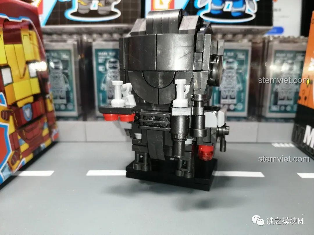 Mô hình War Machine nhìn từ phía bên, từ bộ xếp hình Iron Man Mark XXX LY 76063, đồ chơi lắp ghép cho bé trai 6 tuổi.