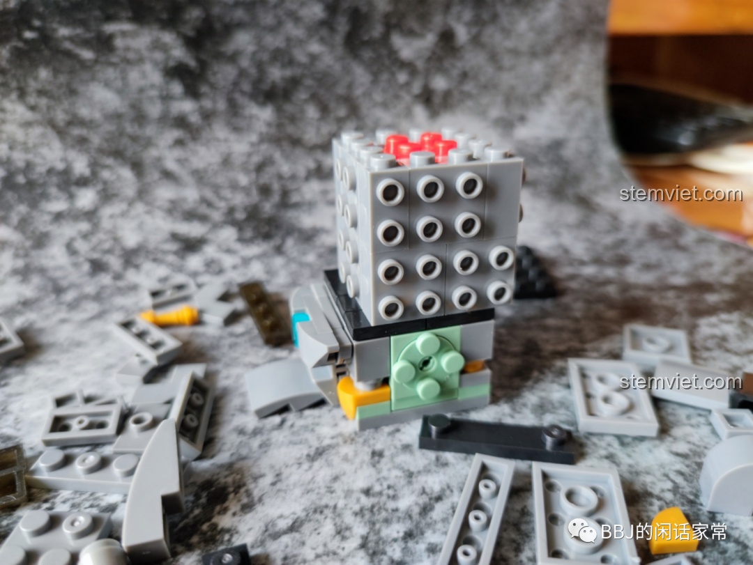 Tiến độ lắp ráp mô hình Iron Man Mark I LY 76063B, phần thân đã được dựng lên.