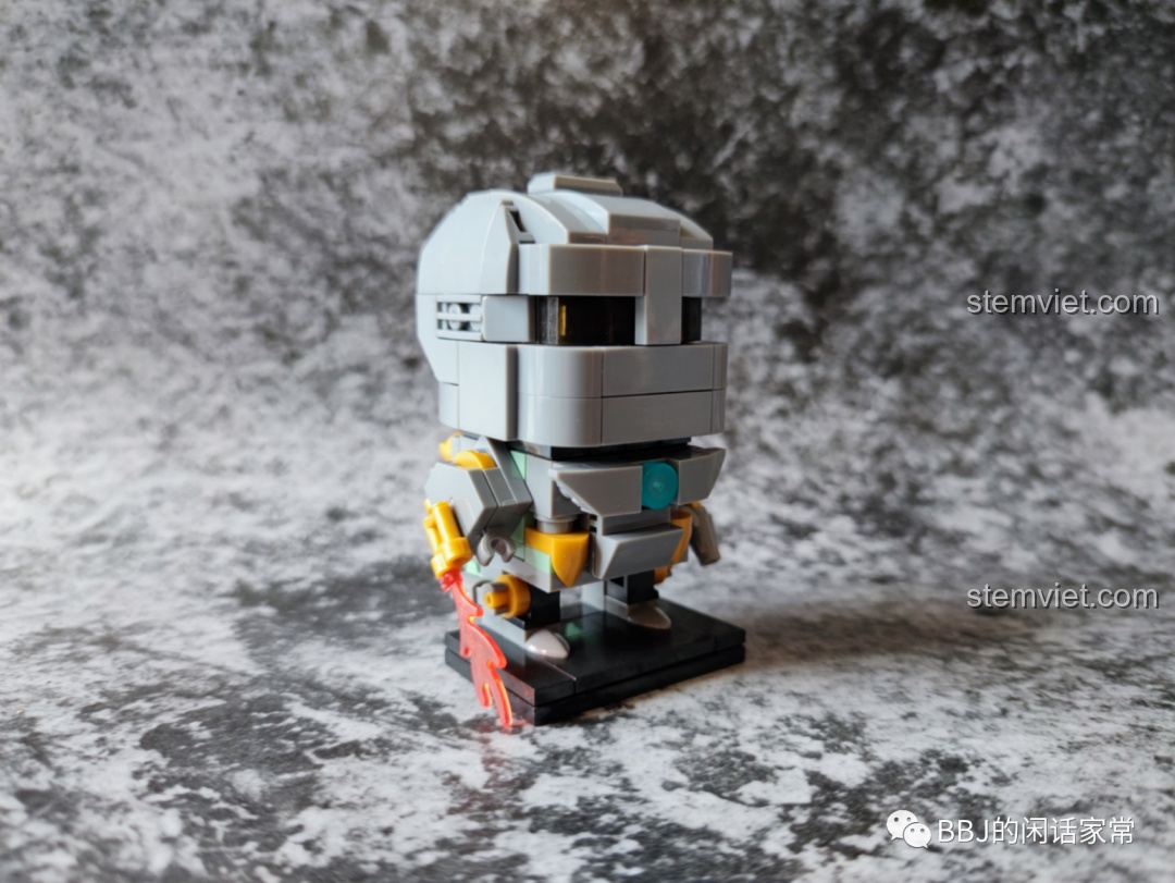 Mô hình Iron Man Mark I LY 76063B chưa dán sticker, nhìn từ góc nghiêng khác.