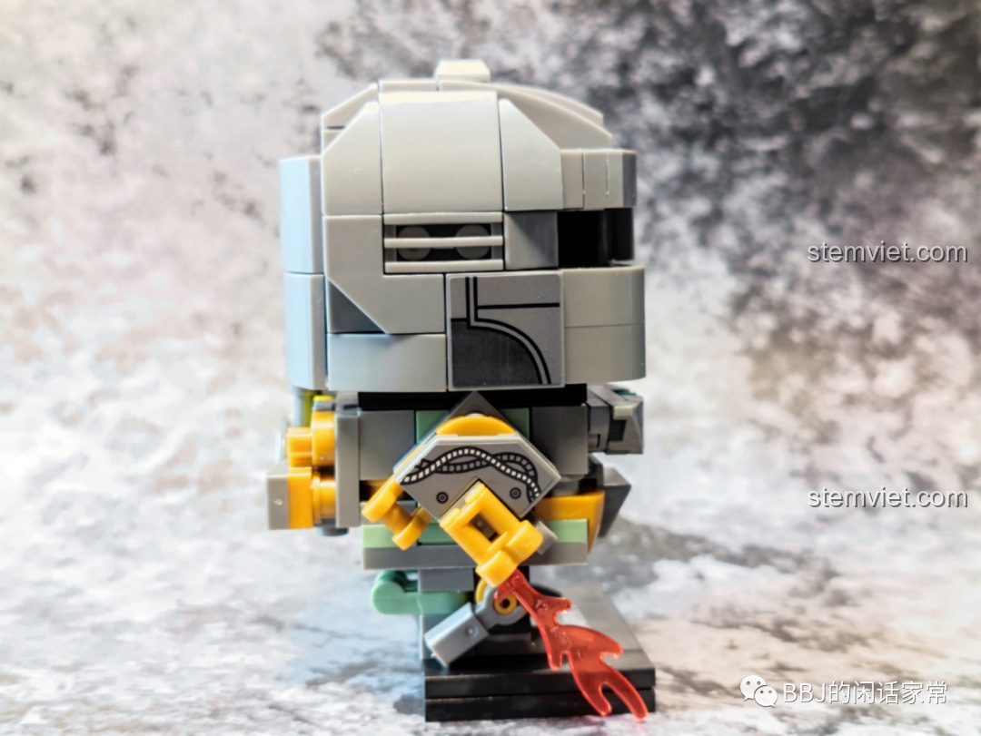 Cận cảnh chi tiết giáp ngực của mô hình Iron Man Mark I LY 76063B đã dán sticker.