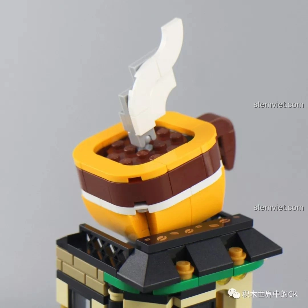 Ly cà phê khổng lồ với hơi bốc lên trên mái của mô hình Quán Cà Phê Keepplay C0102, là điểm nhấn độc đáo.