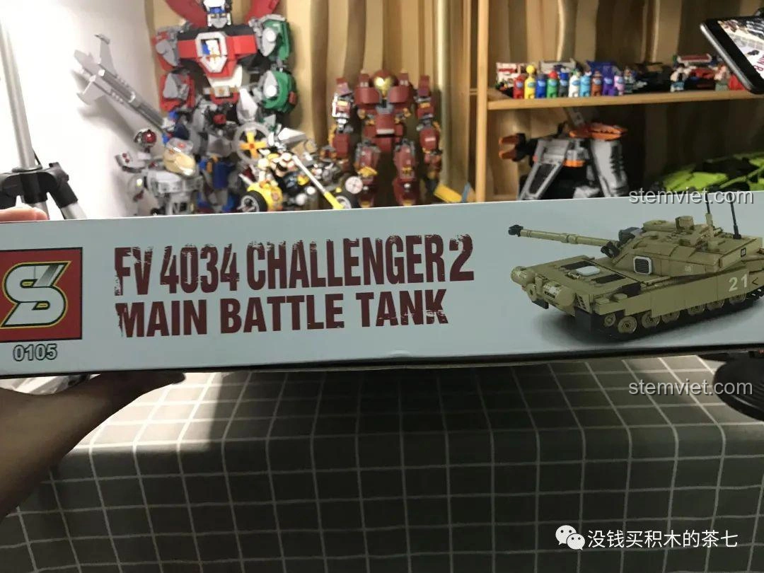 Mã số sản phẩm JIAZHI 0105 được in rõ trên cạnh hộp đồ chơi lắp ráp Xe Tăng Challenger 2 FV 4034.