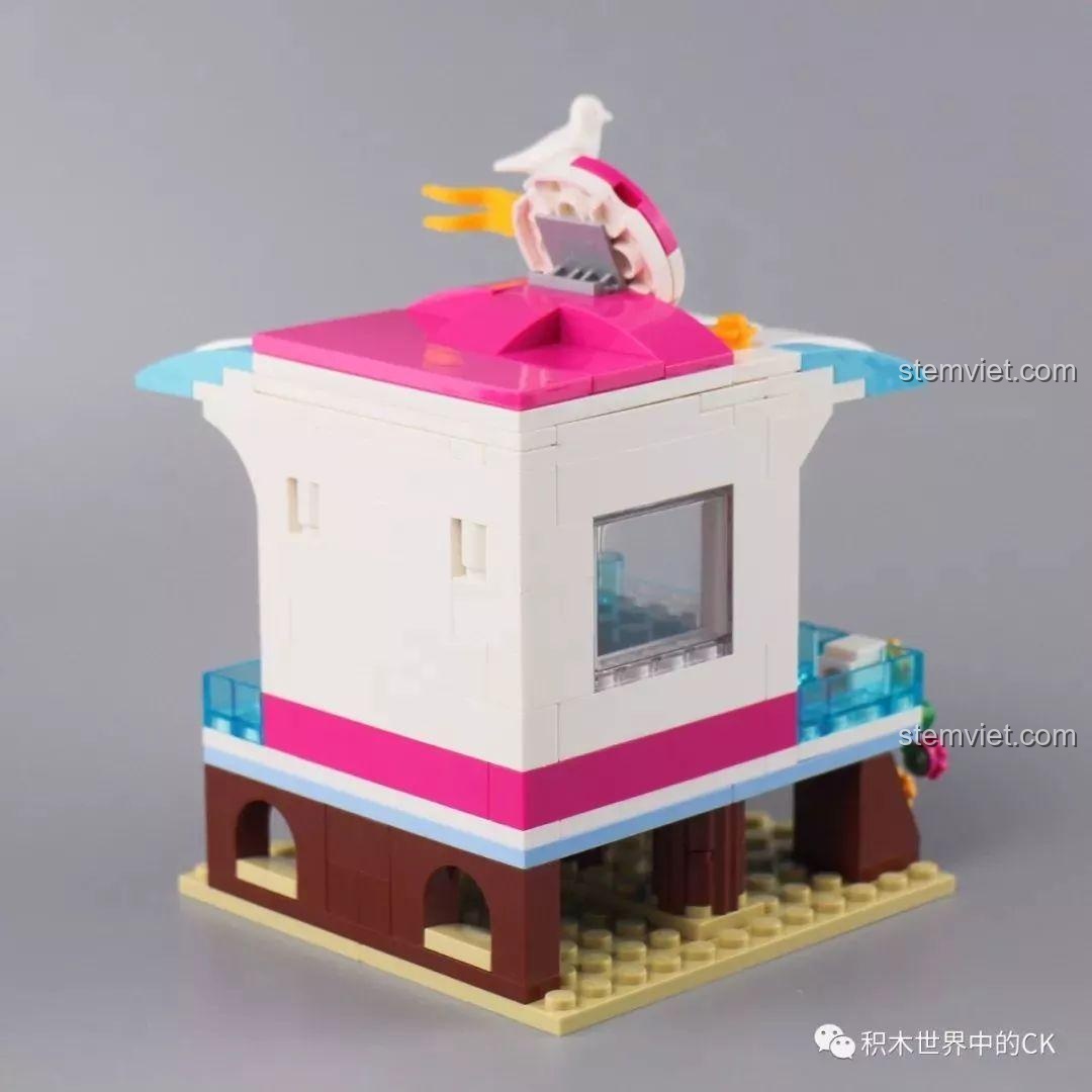 Mái che của trạm cứu hộ QMAN 2019 được tháo rời, cho thấy thiết kế thông minh và linh hoạt.