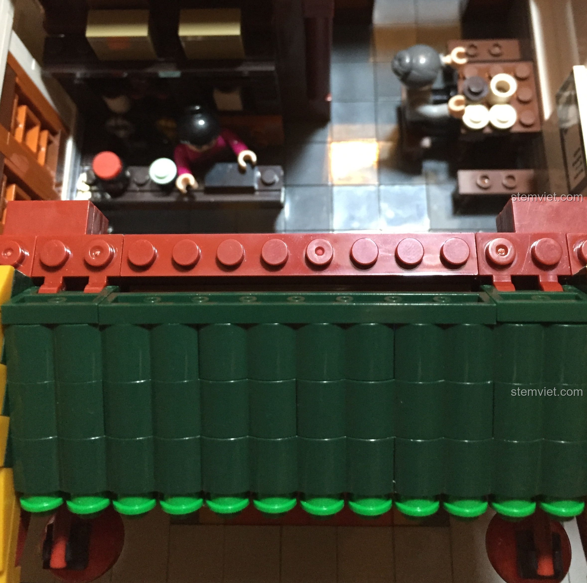 Mái hiên tầng một của Vạn Phúc Khách Sạn đã hoàn thành, nhìn từ trên xuống nội thất bên trong.