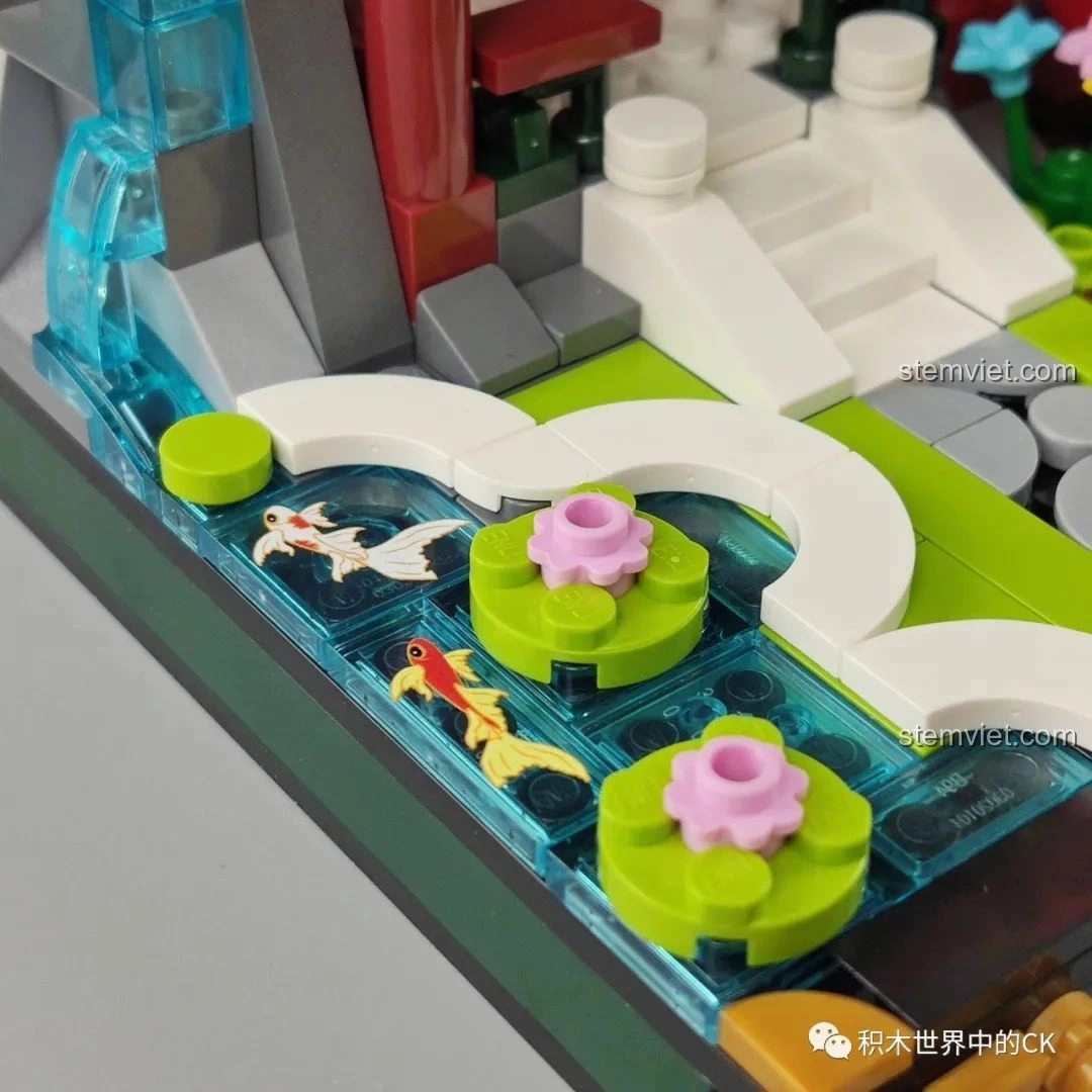 Phần mái với ngói cam và xanh lá của bộ Keeppley K10145, tái hiện chân thực kiến trúc cung đình.