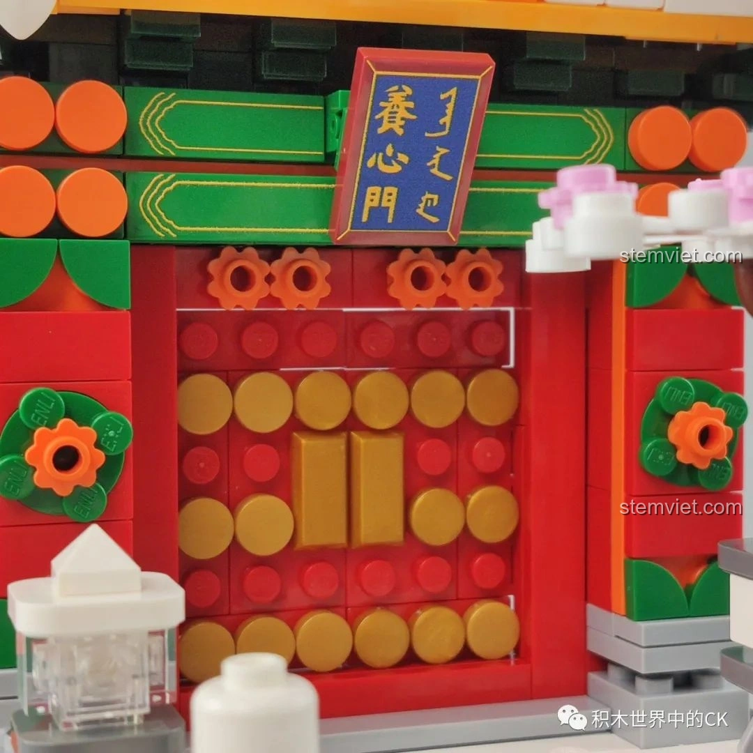 Phần mái với ngói vàng và tuyết trắng của bộ Keeppley K10144, tái hiện chân thực cảnh quan mùa đông.