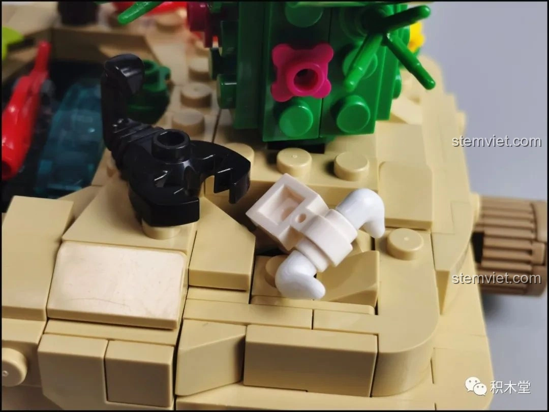 Cận cảnh mái nhà gỗ với các mảnh in hình vân gỗ và chim hải âu trắng trong bộ lắp ráp Pantasy Joyside 61001 cảnh quan tuyết.