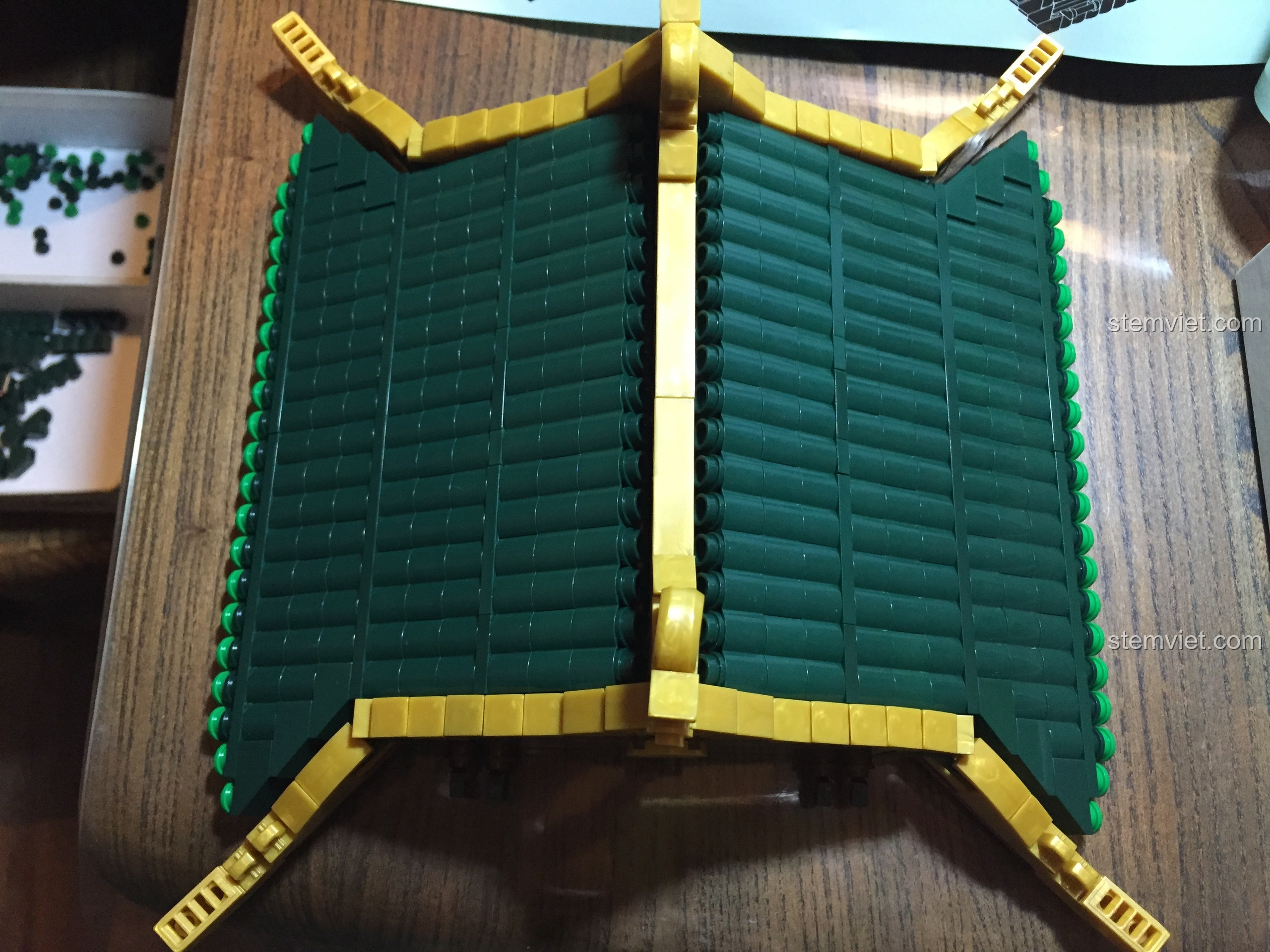 Mái nhà của Vạn Phúc Khách Sạn nhìn từ trên xuống, đã được lợp ngói xanh và viền vàng.