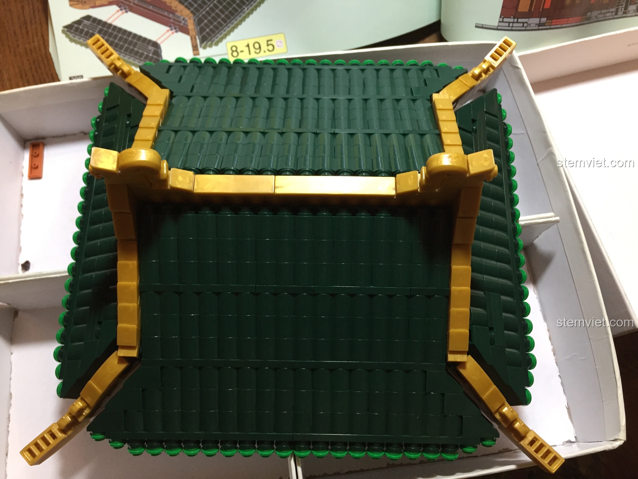 Góc nhìn khác của mái nhà đã hoàn thiện, cho thấy các lớp mái và độ dốc của nó.