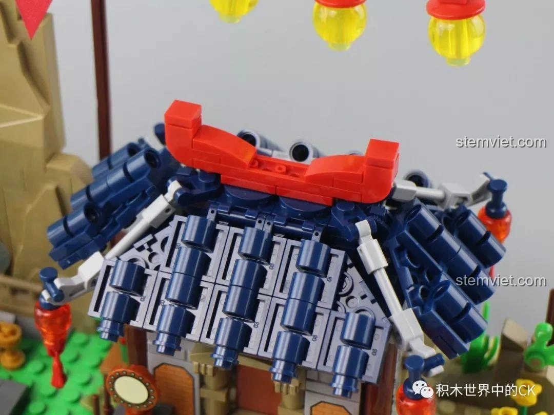 Cận cảnh mái nhà của võ đài trong bộ lắp ghép SY1404 Võ Đài Đại Chiến Rồng Thần, với các viên gạch ngói được xếp chồng lên nhau.