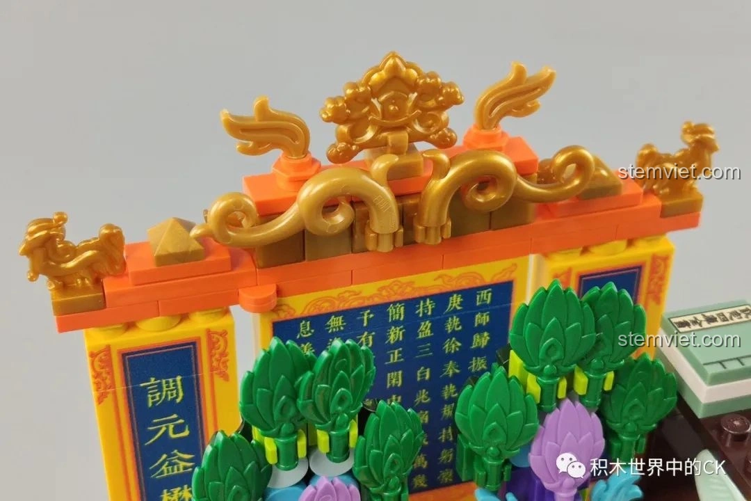 Chi tiết mái với rồng phượng mạ vàng của bộ Keeppley K10143, thể hiện sự quyền quý, tinh xảo.