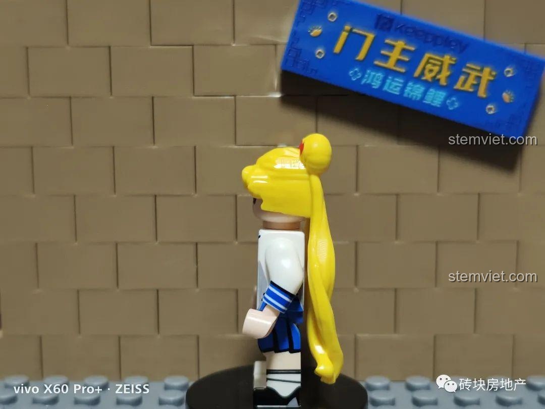 Chụp nghiêng bên trái minifigure Thủy Thủ Mặt Trăng Usagi Tsukino, cho thấy rõ hơn về tạo hình của mái tóc.
