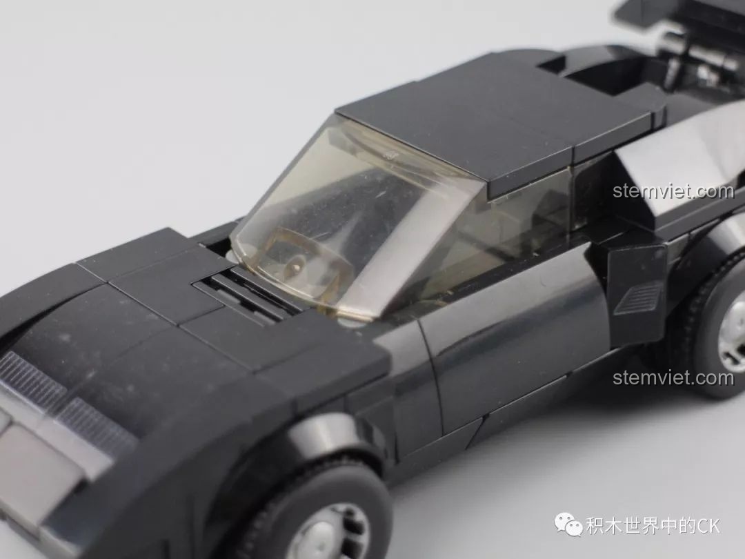 Mái xe của Sembo Block 607045 màu đen có thể tháo rời, lộ ra khoang lái chi tiết bên trong.