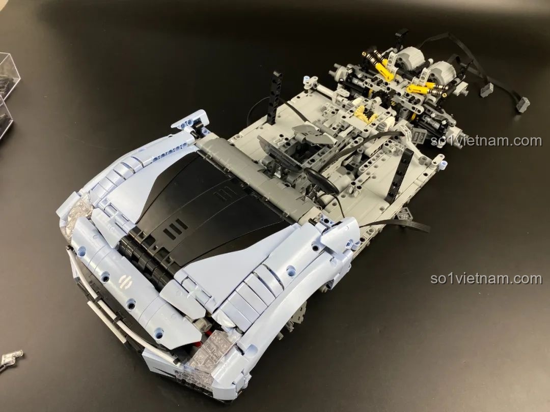Mâm xe đang trong quá trình lắp ráp của bộ lắp ráp xe HiPhi Z Pixel Sci-Fi Car Model của Pantasy