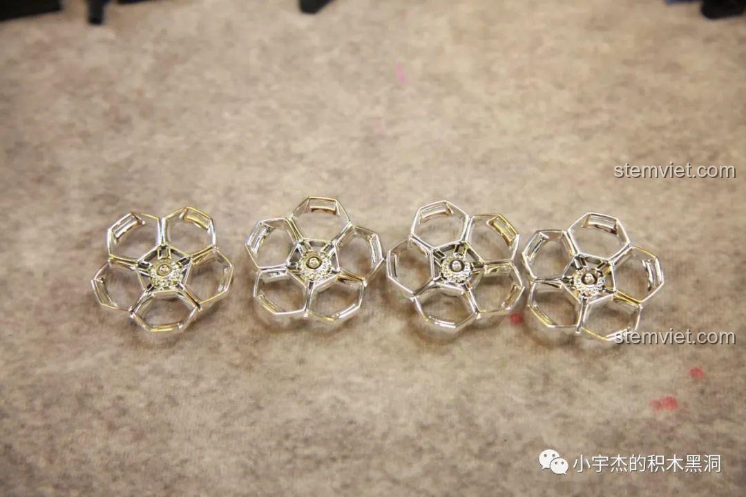 Cận cảnh bộ bốn mâm xe mạ chrome hình cánh hoa độc đáo của bộ SEMBO 701924.