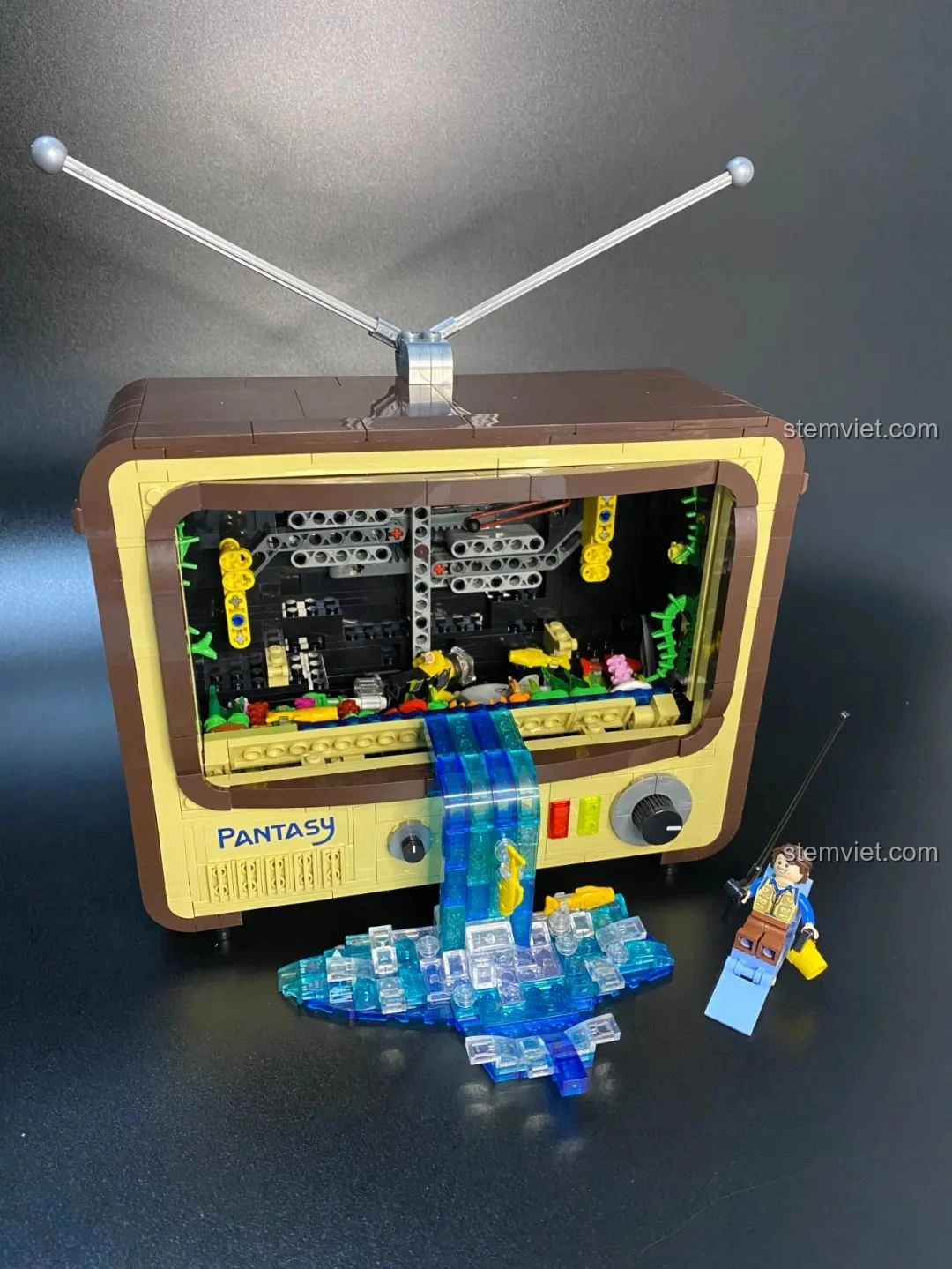 Hiệu ứng màn hình test TV với kính lúp phóng đại của bộ đồ chơi Pantasy 61008 Tivi Cổ Điển.