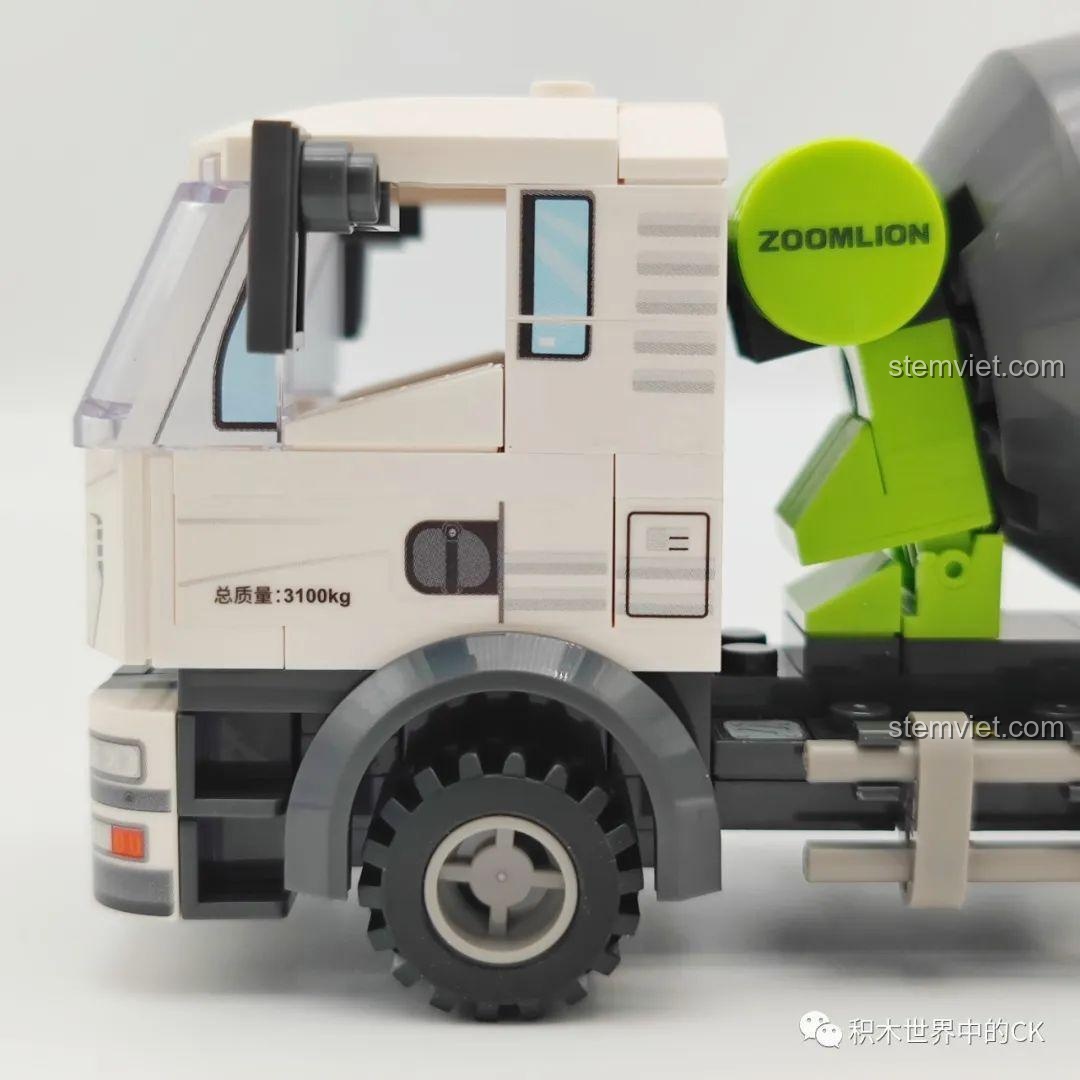 Chi tiết máng xả bê tông và thanh đỡ của xe trộn bê tông SEMBO 705100 Zoomlion, có thể điều chỉnh linh hoạt, tăng tính chơi.