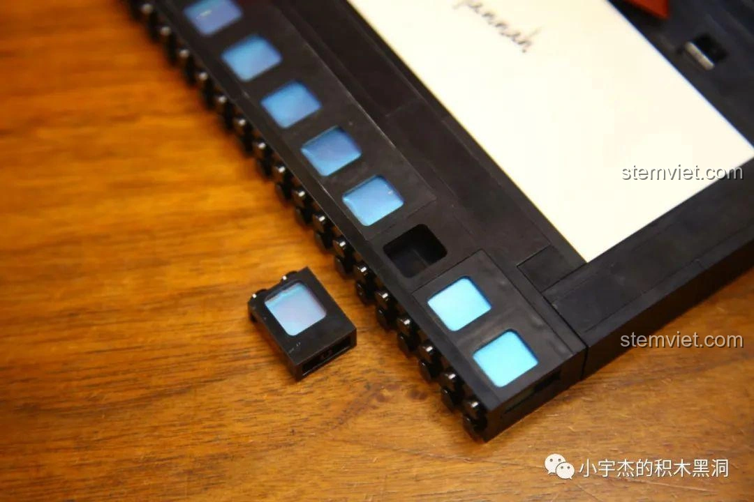 Mảnh cửa sổ đúng đã được lắp vào phần đế trưng bày của mô hình Boa Hancock KBOX 10303.