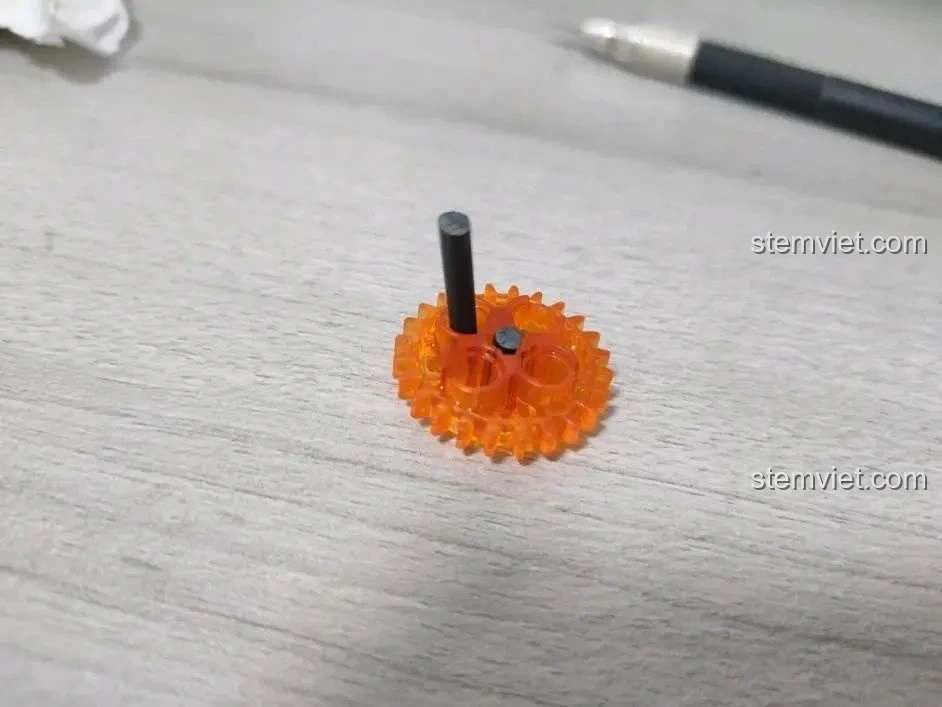 Mảnh ghép bị gãy trong quá trình lắp ráp bộ Sluban M38-B1153 Robot Diệt Tận Thế, cần cẩn thận.