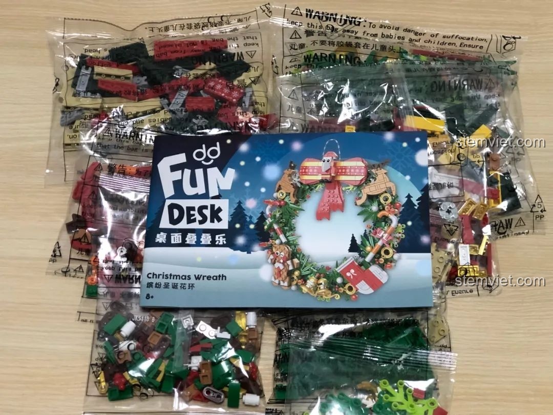 Các túi mảnh ghép và sách hướng dẫn của bộ lắp ghép JAKI JK5118 Vòng Hoa Giáng Sinh Đa Sắc, không có sticker.