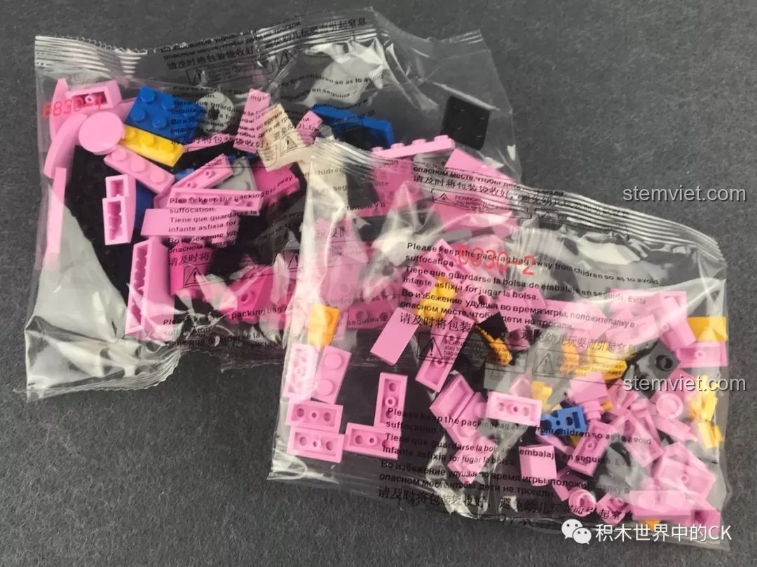 Các túi mảnh ghép của bộ lắp ráp Decool 6830 Majin Buu với các khối màu hồng, xanh, vàng.