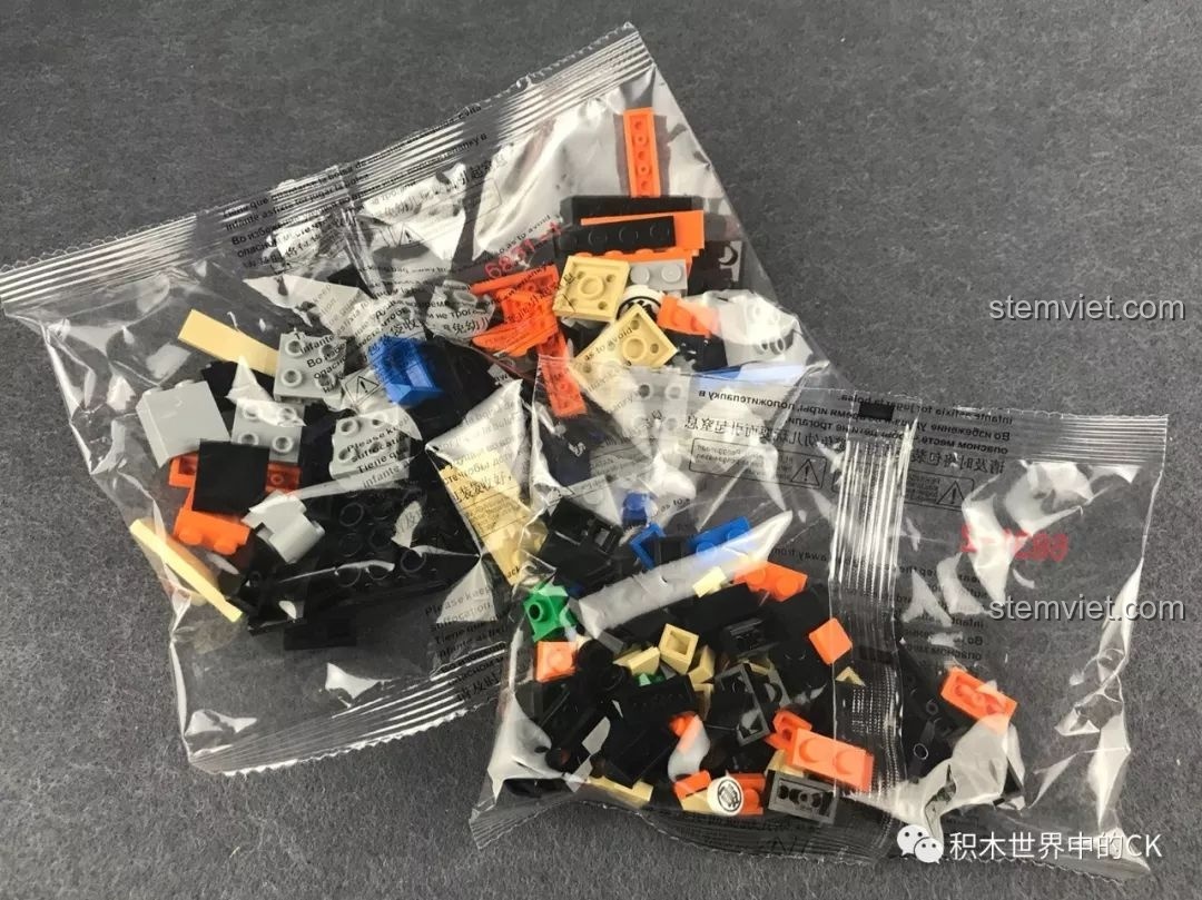 Các túi mảnh ghép của bộ lắp ráp Decool 6831 Son Goku với các khối màu cam, xanh và đen.