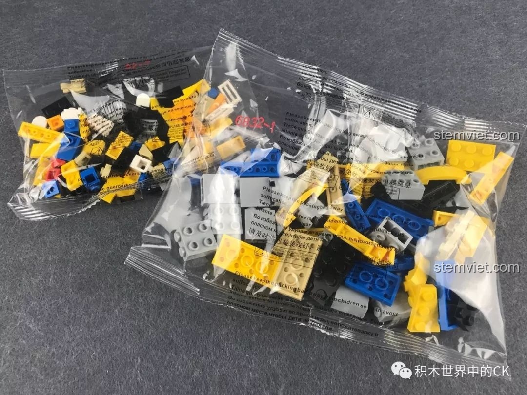 Các túi mảnh ghép của bộ lắp ráp Decool 6832 Android 18 với các khối màu vàng, xanh, đen.