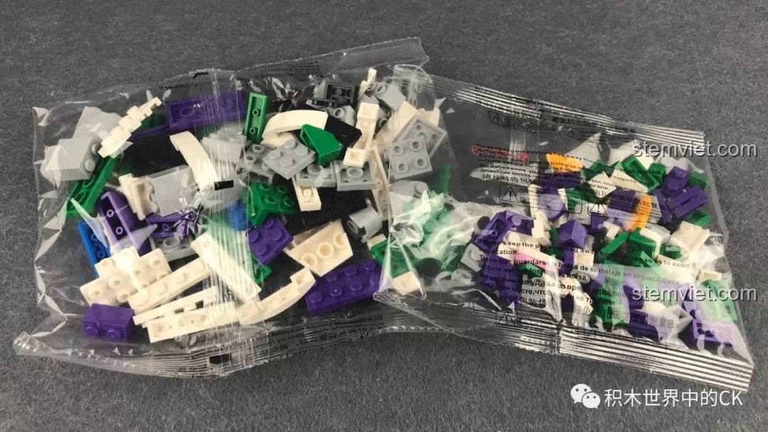 Các túi mảnh ghép của bộ lắp ráp Decool 6833 Piccolo với các khối màu xanh lá, tím, trắng.