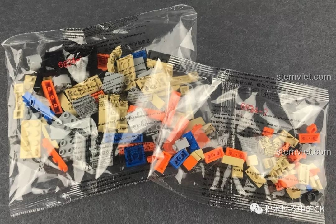 Các túi mảnh ghép của bộ lắp ráp Decool 6834 Krillin với các khối màu da, cam, xanh.